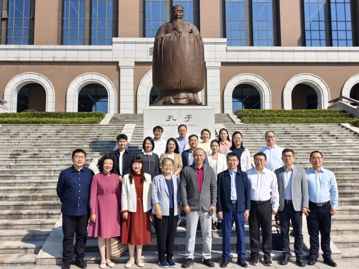 毕飞宇先生与江苏第二师范学院校领导、人文学院领导老师在孔子像前合影